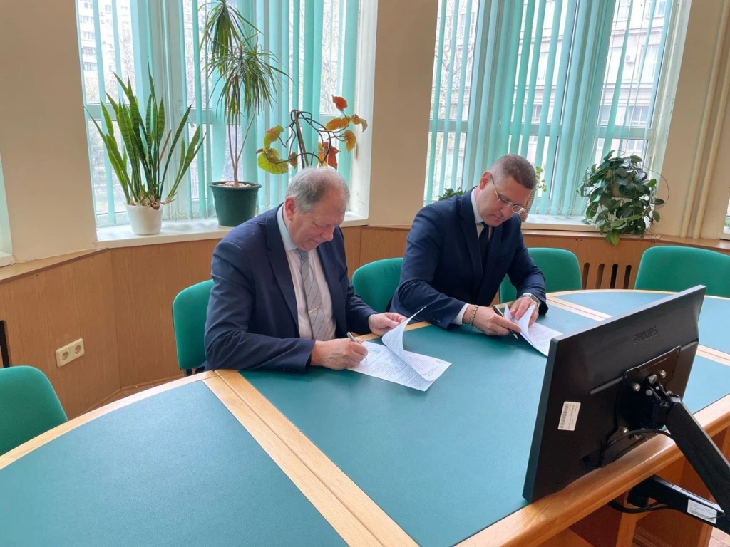 председатель Координационного совета Движения «Наставники России» Дмитрий Бархатов и директор вуза Пётр Бестемьянов.