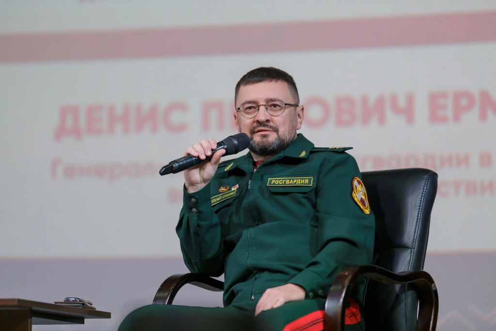 Денис Ермаков, руководитель смены «Формула успеха: наставник + команда» Денис Ермаков, руководитель смены «Формула успеха: наставник + команда»