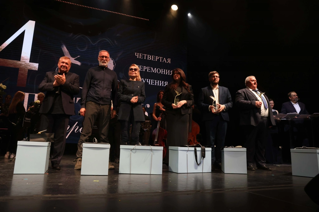 Дмитрий Бархатов вручил специальную премию «Поступок» Андрею Рахильчуку
