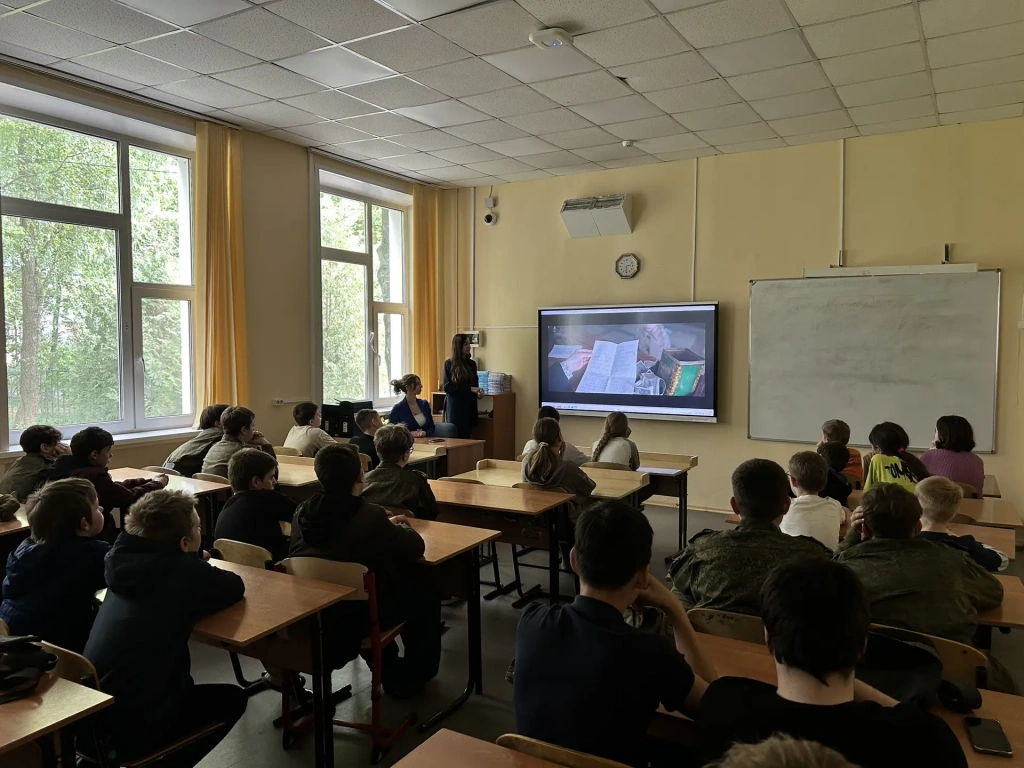  Анастасия Журавлева, Никита Резванов и Виктория Матвеева говорили с ребятами на тему, которая редко оставляет равнодушными: «Цена и ценность подвига». 