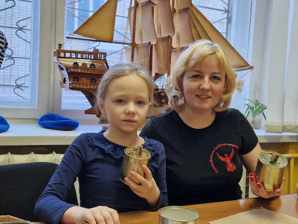 Ребята не только написали письма, но и создали своими руками снегирей и полевые свечи — маленькие символы заботы и тепла, которые так необходимы нашим защитникам Отечества.