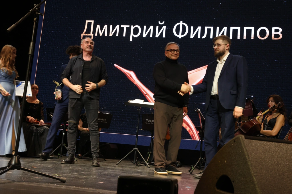 Награду за Дмитрия Филиппова получил его товарищ и друг Андрей Тимофеев Награду за Дмитрия Филиппова получил его товарищ и друг Андрей Тимофеев