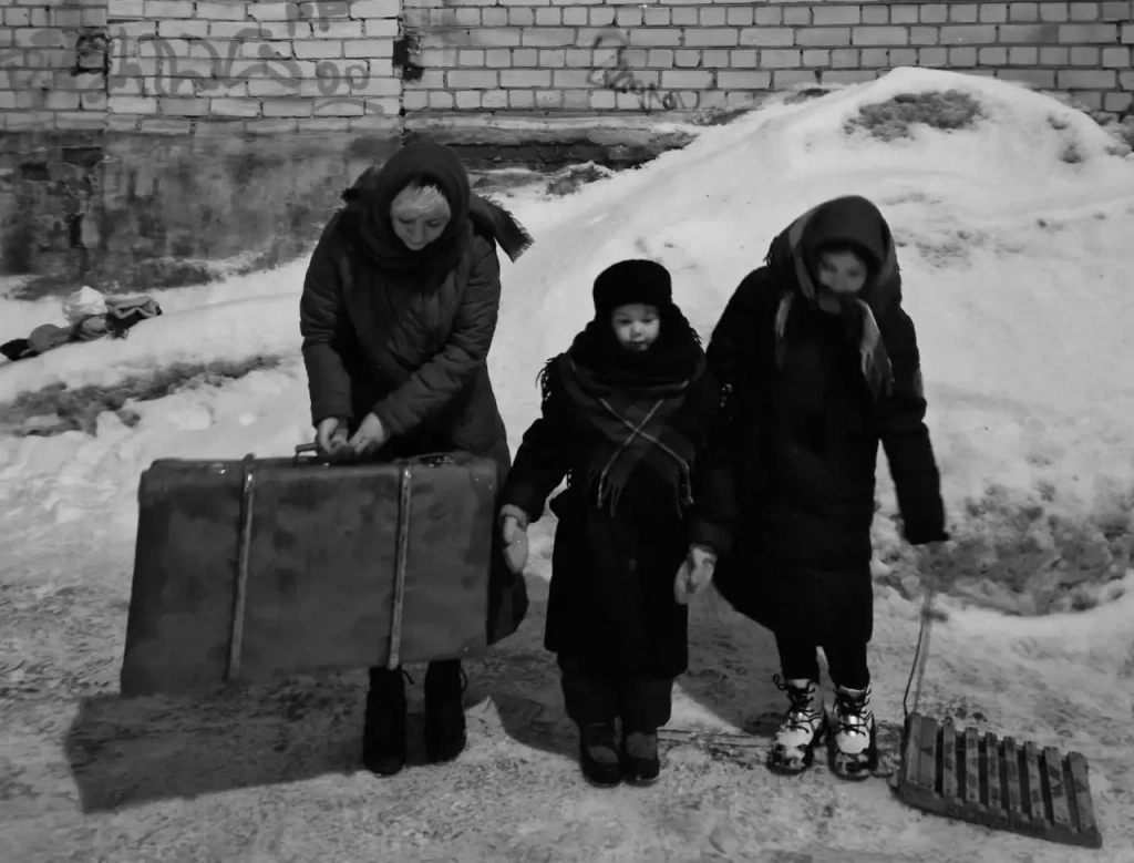 Воспитанники руководителя регионального отделения ВОД «Наставники России» в Архангельской области Любови Назаровой изучили факты истории блокады Ленинграда и создали уникальный проект #БЛОКАДАВКАДРАХ. Они провели реконструкцию эпизодов из жизни ленинградцев, запечатлев свои ощущения и эмоции на черно- белых фото. Воспитанники руководителя регионального отделения ВОД «Наставники России» в Архангельской области Любови Назаровой изучили факты истории блокады Ленинграда и создали уникальный проект #БЛОКАДАВКАДРАХ. Они провели реконструкцию эпизодов из жизни ленинградцев, запечатлев свои ощущения и эмоции на черно- белых фото.