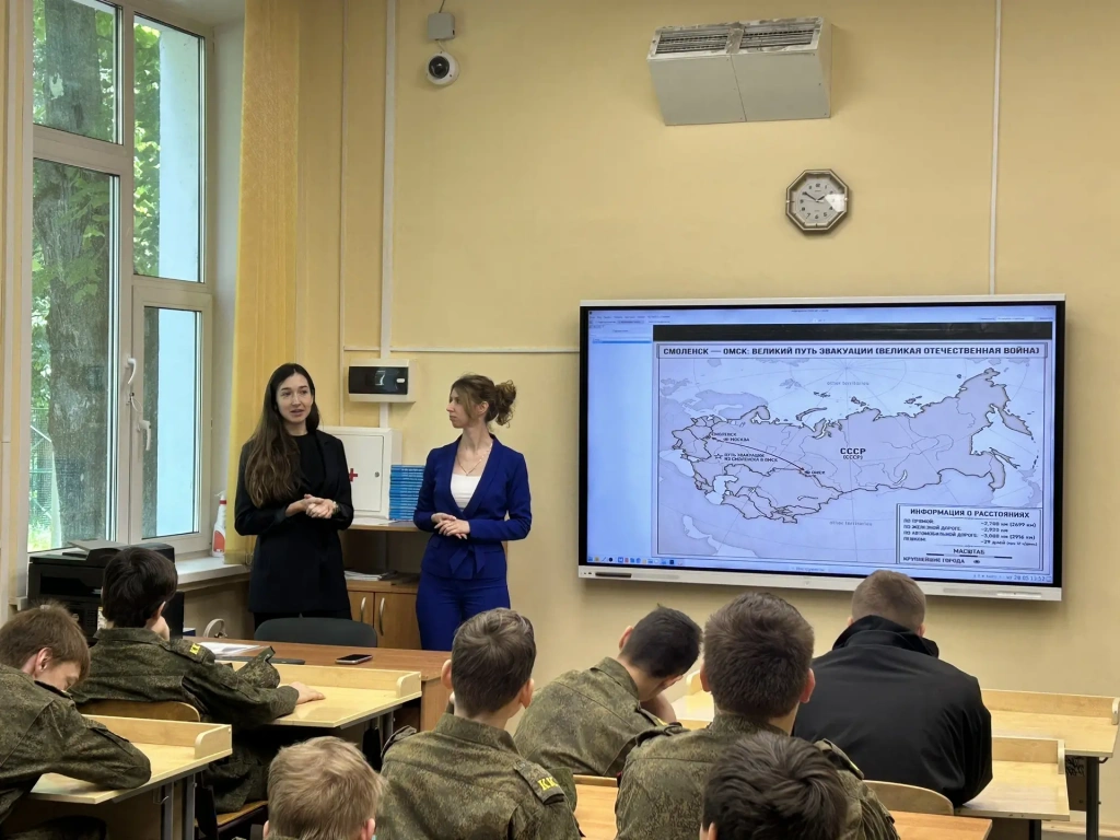  Анастасия Журавлева, Никита Резванов и Виктория Матвеева говорили с ребятами на тему, которая редко оставляет равнодушными: «Цена и ценность подвига». 