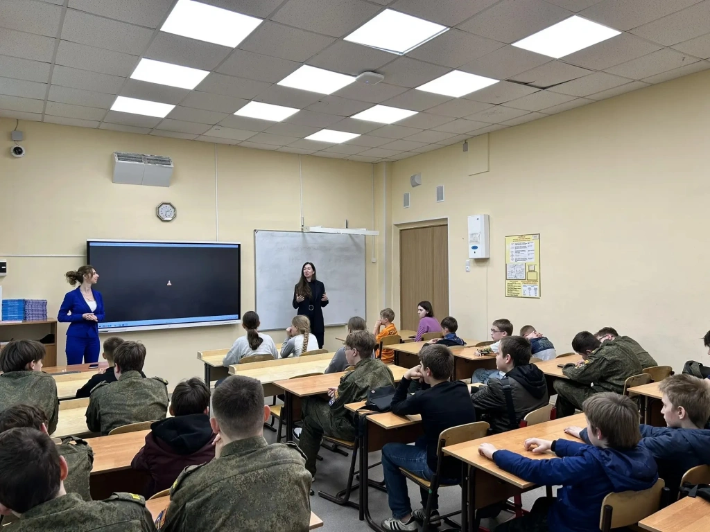  Анастасия Журавлева, Никита Резванов и Виктория Матвеева говорили с ребятами на тему, которая редко оставляет равнодушными: «Цена и ценность подвига». 