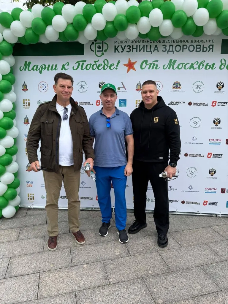 Председатель Координационного совета Движения «Наставники России», Дмитрий Бархатов, с Александром Шишониным на Марафоне здоровья.