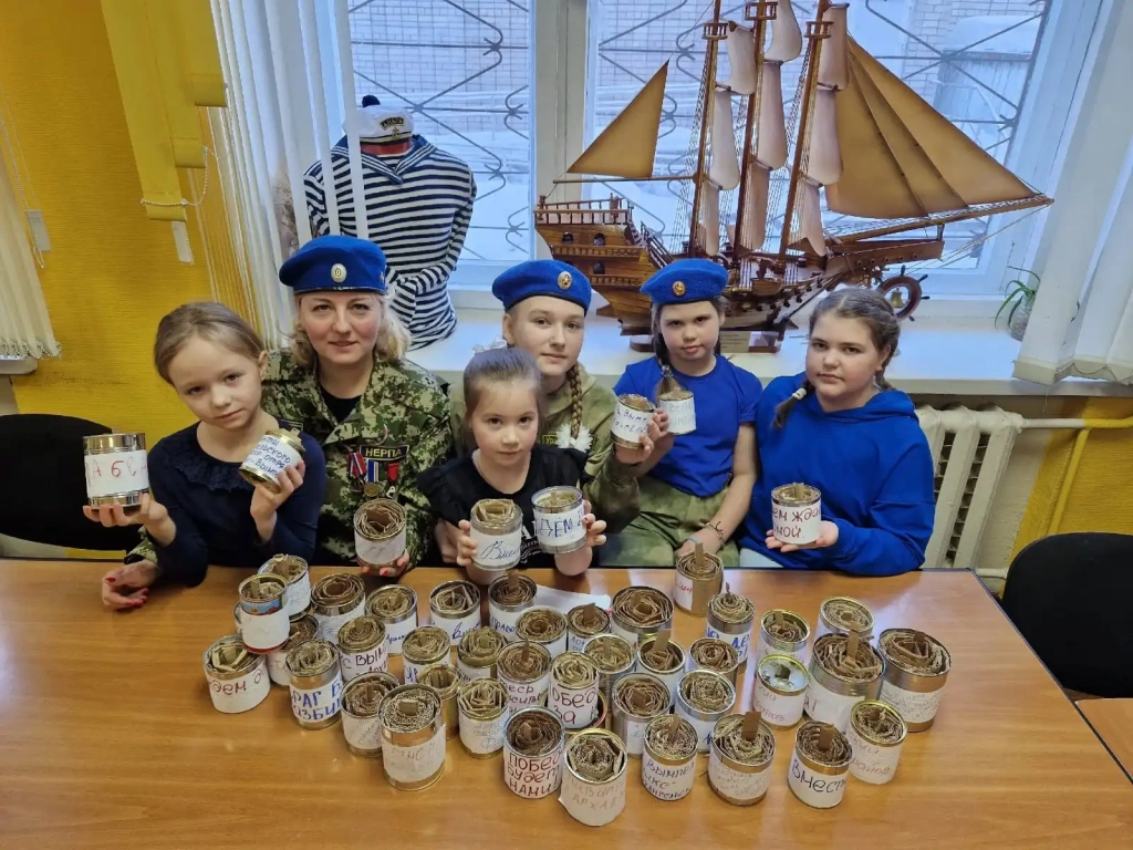 Ребята не только написали письма, но и создали своими руками снегирей и полевые свечи — маленькие символы заботы и тепла, которые так необходимы нашим защитникам Отечества.