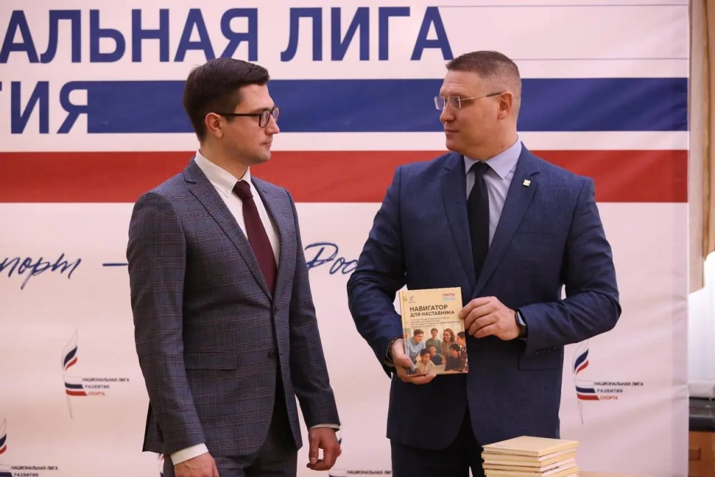 Дмитрий Бархатов вручил округу ЮЗАО комплекты методических сборников «Навигатор для наставника». Дмитрий Бархатов вручил округу ЮЗАО комплекты методических сборников «Навигатор для наставника».