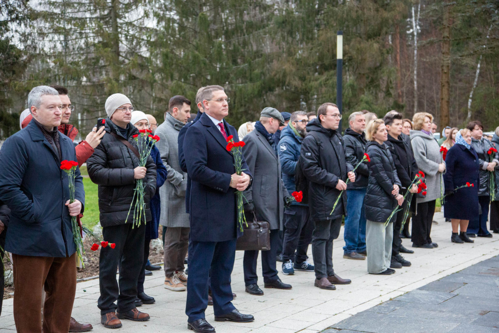 Торжественная церемония возложения цветов к памятнику Юрия Гагарина