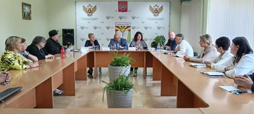 В ходе визита прошел круглый стол с педагогическим коллективом учреждения, в котором исполнительный директор ВОД «Наставники России» Андрей Самотоин рассказал о перспективах развития системы наставничества в Российской Федерации, а также вручил благодарственные письма педагогам и представителям партнерских организаций Неманского СУВУ. В ходе визита прошел круглый стол с педагогическим коллективом учреждения, в котором исполнительный директор ВОД «Наставники России» Андрей Самотоин рассказал о перспективах развития системы наставничества в Российской Федерации, а также вручил благодарственные письма педагогам и представителям партнерских организаций Неманского СУВУ.