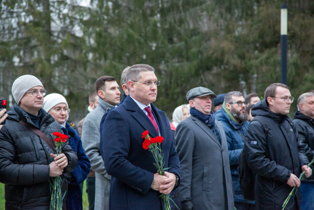 Торжественная церемония возложения цветов к памятнику Юрия Гагарина состоялась в Звёздном городке