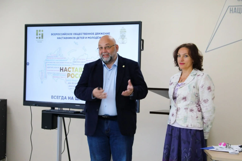 Преподаватель курса Андрей Самотоин с первым заместителем Министра образования и науки Республики Хакасия Мариной Сагатаевой Преподаватель курса Андрей Самотоин с первым заместителем Министра образования и науки Республики Хакасия Мариной Сагатаевой