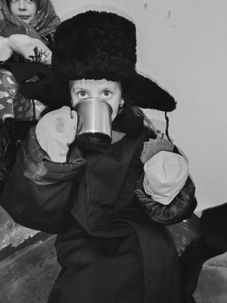 Воспитанники руководителя регионального отделения ВОД «Наставники России» в Архангельской области Любови Назаровой изучили факты истории блокады Ленинграда и создали уникальный проект #БЛОКАДАВКАДРАХ. Они провели реконструкцию эпизодов из жизни ленинградцев, запечатлев свои ощущения и эмоции на черно- белых фото. Воспитанники руководителя регионального отделения ВОД «Наставники России» в Архангельской области Любови Назаровой изучили факты истории блокады Ленинграда и создали уникальный проект #БЛОКАДАВКАДРАХ. Они провели реконструкцию эпизодов из жизни ленинградцев, запечатлев свои ощущения и эмоции на черно- белых фото.