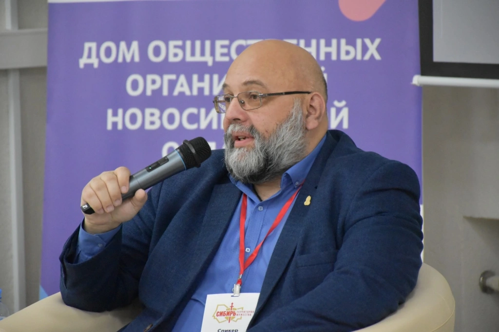 Исполнительный директор ВОД «Наставники России» Андрей Самотоин на дискуссионной площадке форума «Сибирь-территория мужества», посвященного патриотическому воспитанию детей и молодежи. Исполнительный директор ВОД «Наставники России» Андрей Самотоин на дискуссионной площадке форума «Сибирь-территория мужества», посвященного патриотическому воспитанию детей и молодежи.