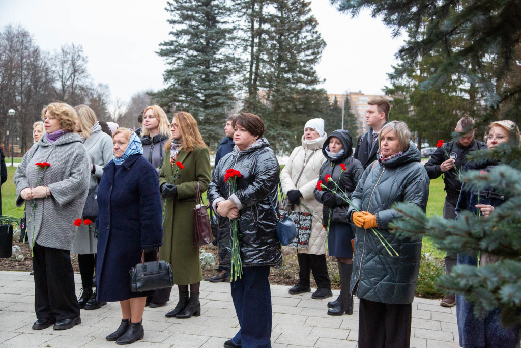 Торжественная церемония возложения цветов к памятнику Юрия Гагарина