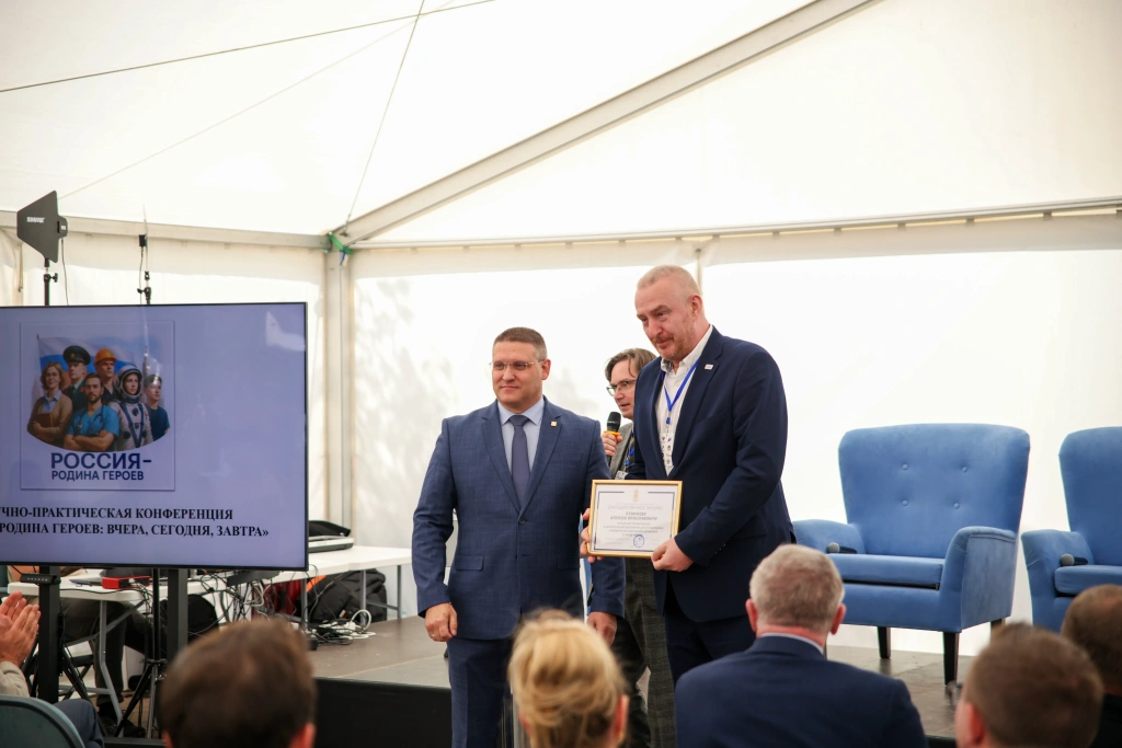 Дмитрий Анатольевич Бархатов вручил почётные грамоты отличившимся наставникам и педагогам