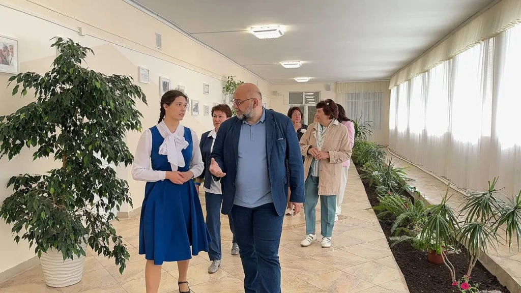 В рамках визита гости ознакомились с условиями проживания, особенностями профессионального и дополнительного образования и организации учебно-воспитательной работы учреждения, а также приняли участие в церемонии последнего звонка. В рамках визита гости ознакомились с условиями проживания, особенностями профессионального и дополнительного образования и организации учебно-воспитательной работы учреждения, а также приняли участие в церемонии последнего звонка.