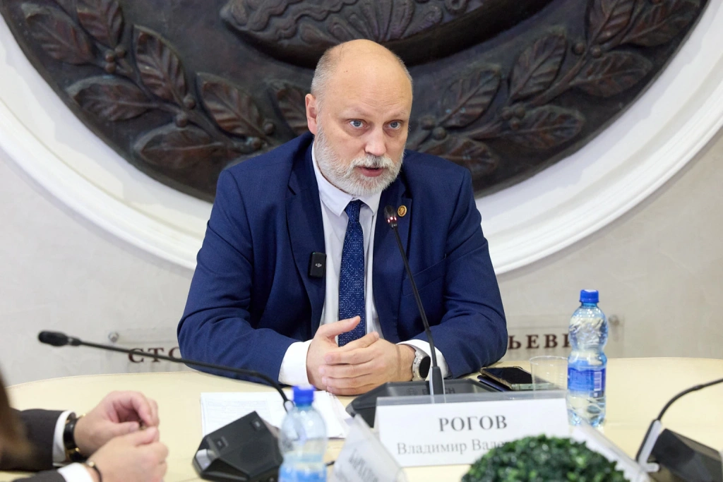 Владимир Рогов, Председатель комиссии Общественной палаты РФ по защите суверенитета, патриотическим проектам и вопросам ветеранов Владимир Рогов, Председатель комиссии Общественной палаты РФ по защите суверенитета, патриотическим проектам и вопросам ветеранов