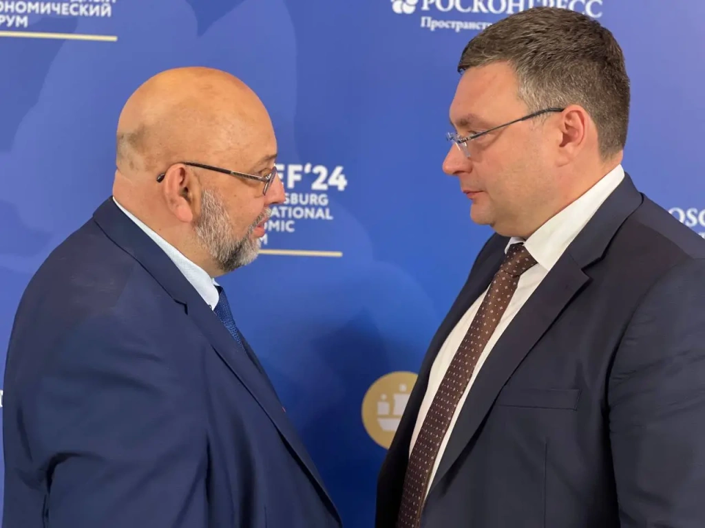 Исполнительный директор ВОД «Наставники России» Андрей Самотоин и директор Центра знаний «Машук» Антон Сериков на ПМЭФ.